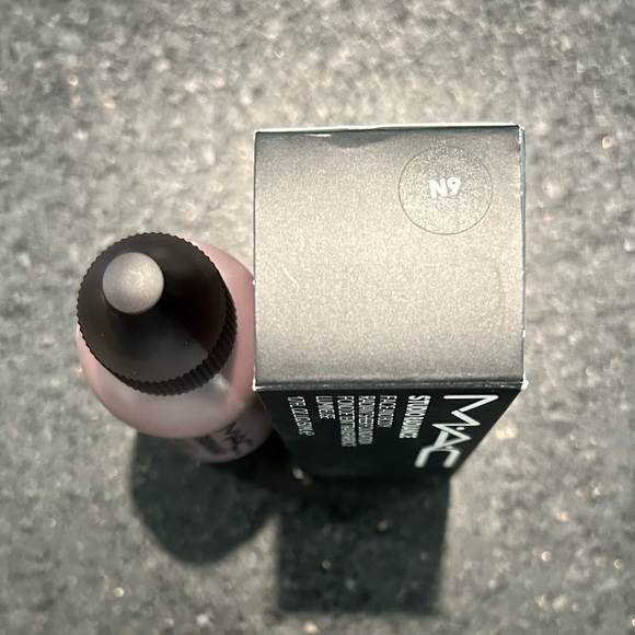 MAC Cosmetics - STUDIO RADIANCE FACE AND BODY RADIANT SHEER FOUNDATION - Picture 3 of 4